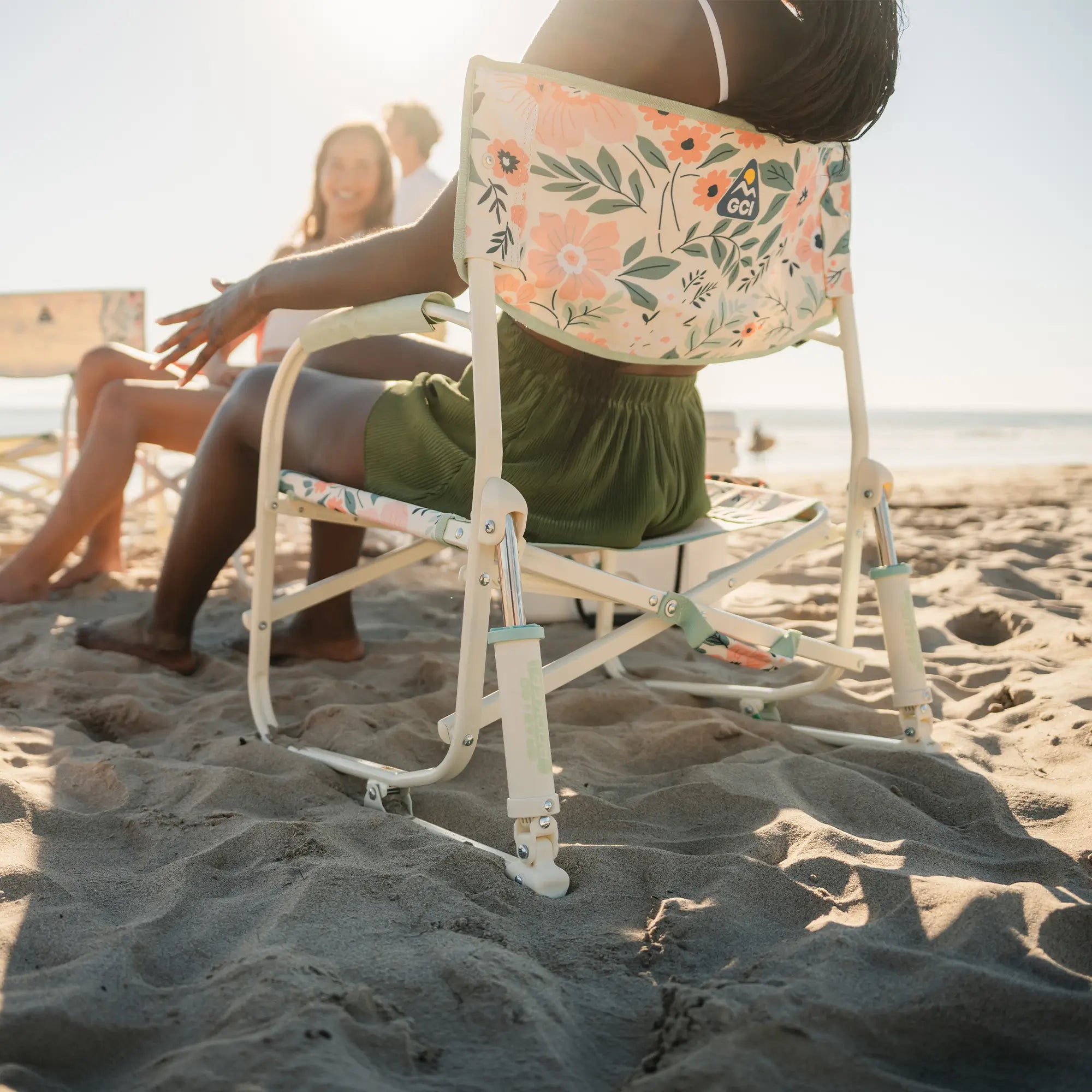 An up close view of the back of the floral bouqet Grab and Go Rocker. 